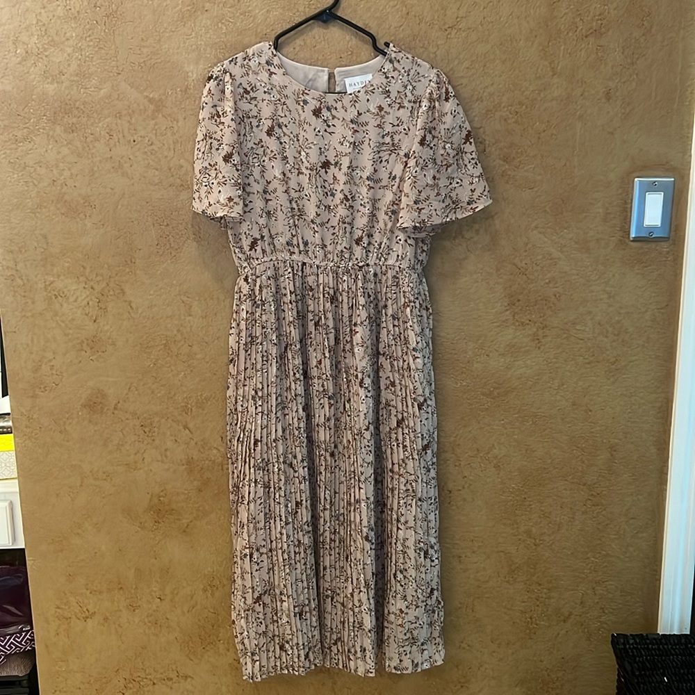 Hayden Maternity Women Dress size M Beige Floral lined Pleated Short sleeved